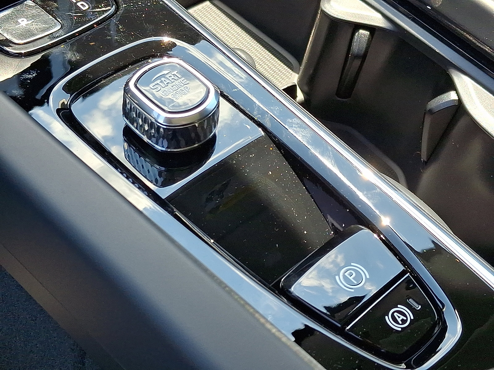 Certified 2025 Volvo XC60 T8 Plus w/ Protection Package Premier image 16