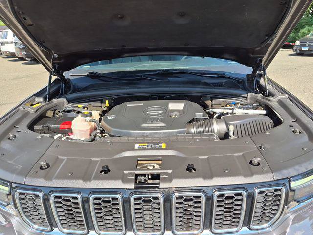 Certified 2022 Jeep Grand Cherokee Overland w/ Luxury Tech Group IV AWD/4WD image 24