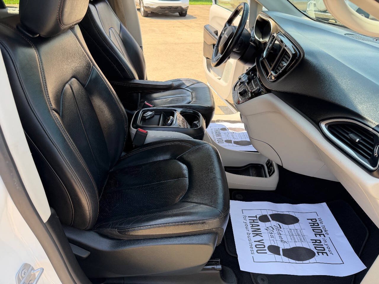Used 2018 Chrysler Pacifica Touring-L FWD image 18