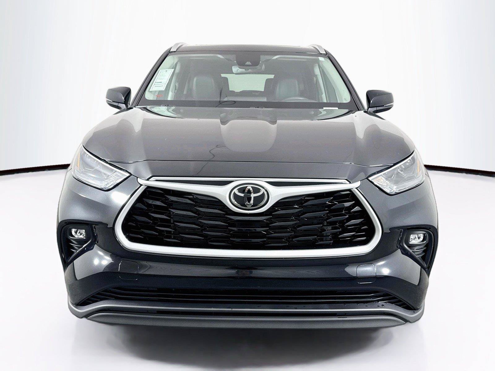 Certified 2025 Toyota Highlander XLE FWD image 9
