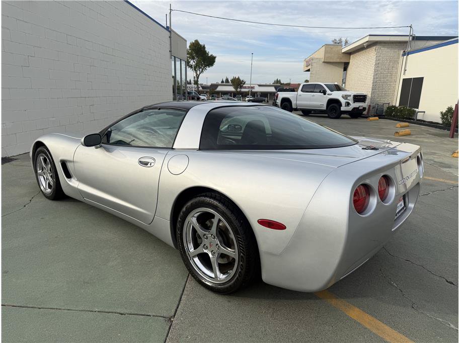 Used 2002 Chevrolet Corvette Coupe RWD image 9