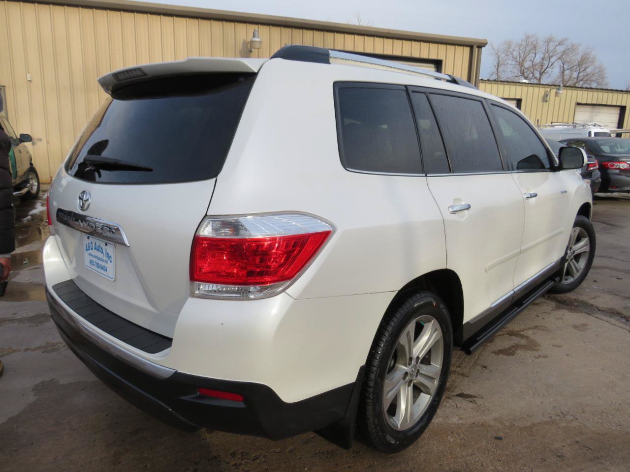 Used 2012 Toyota Highlander Limited w/ Tow Pkg FWD image 4