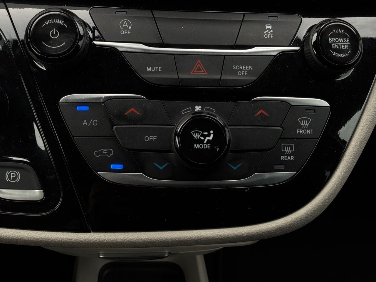 Used 2024 Chrysler Voyager LX FWD image 30