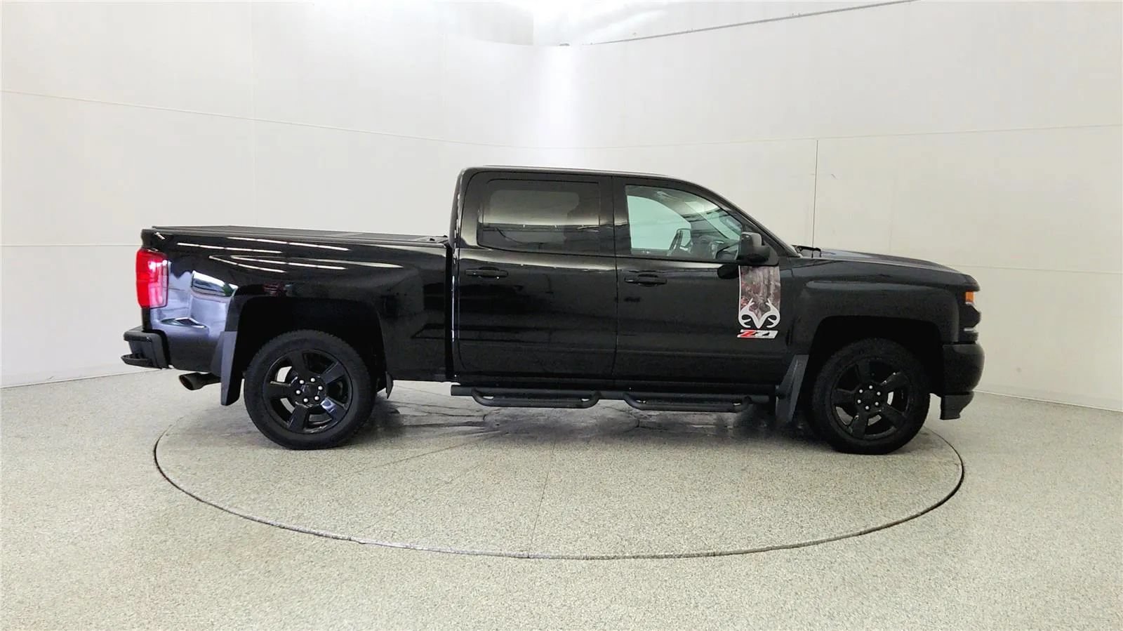 Used 2017 Chevrolet Silverado 1500 LTZ Z71 w/ Realtree Edition AWD/4WD image 8
