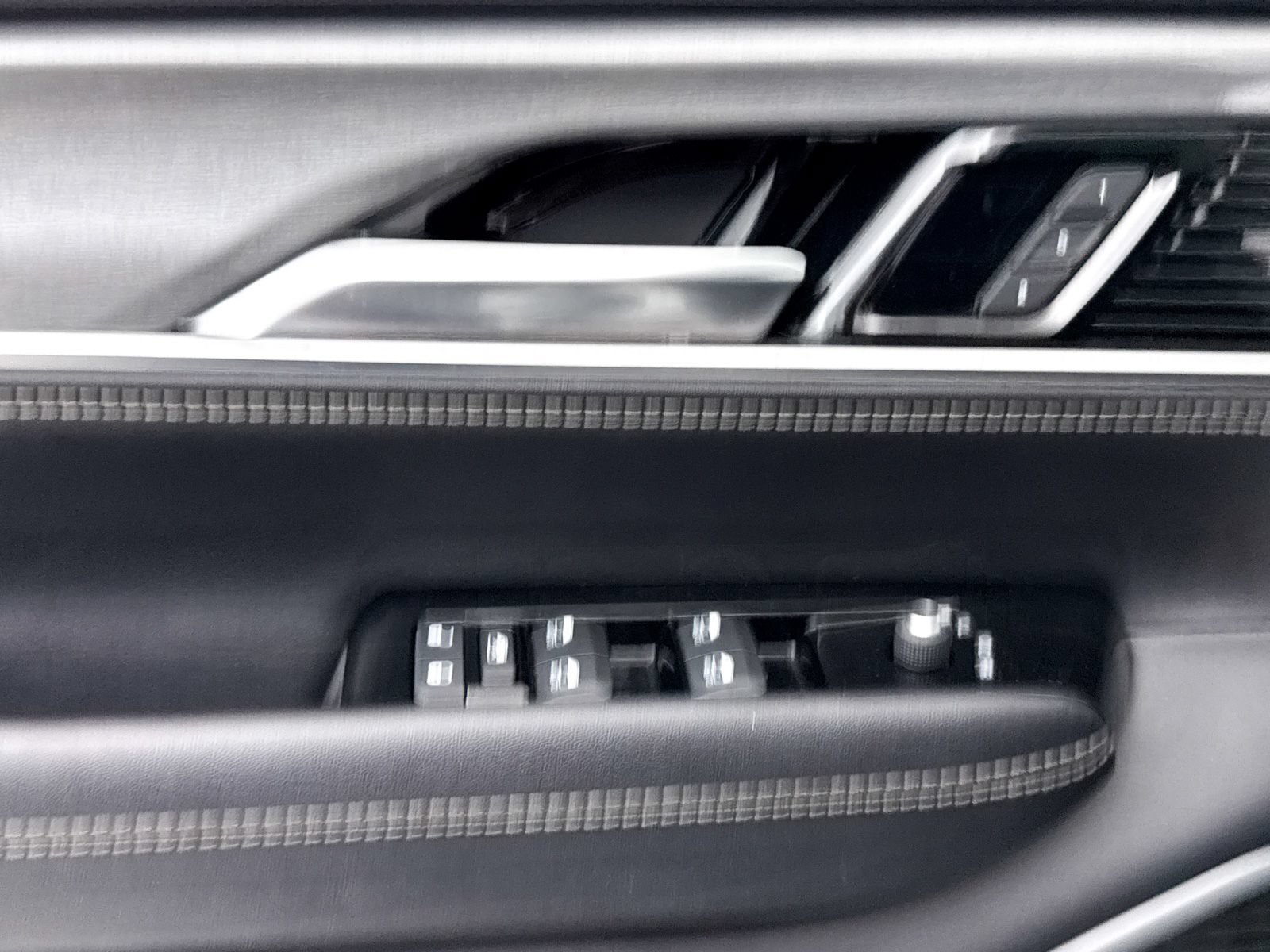 Used 2022 Jeep Wagoneer Series I AWD/4WD image 32