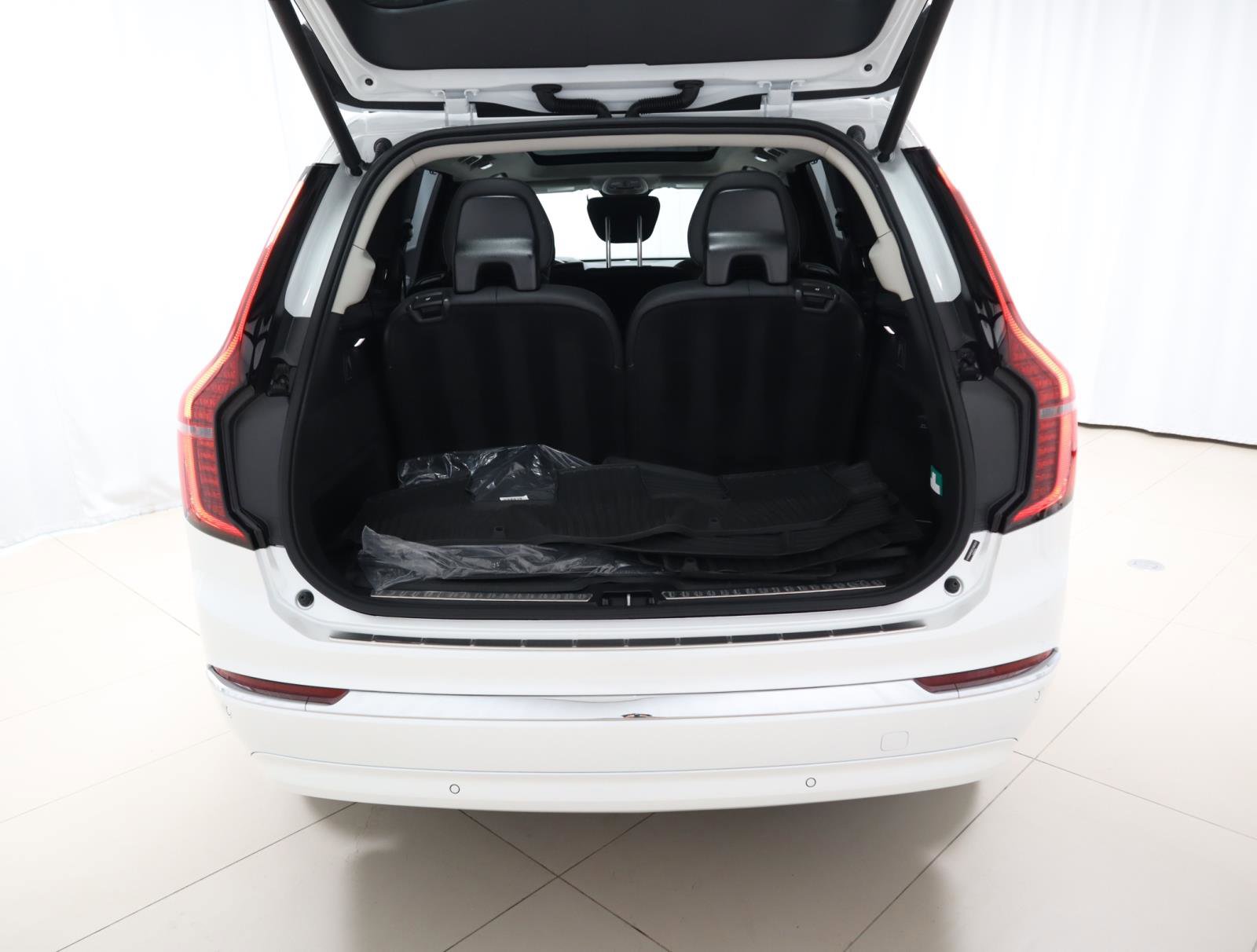 Used 2025 Volvo XC90 T8 Ultra w/ Protection Package Premier AWD/4WD image 9