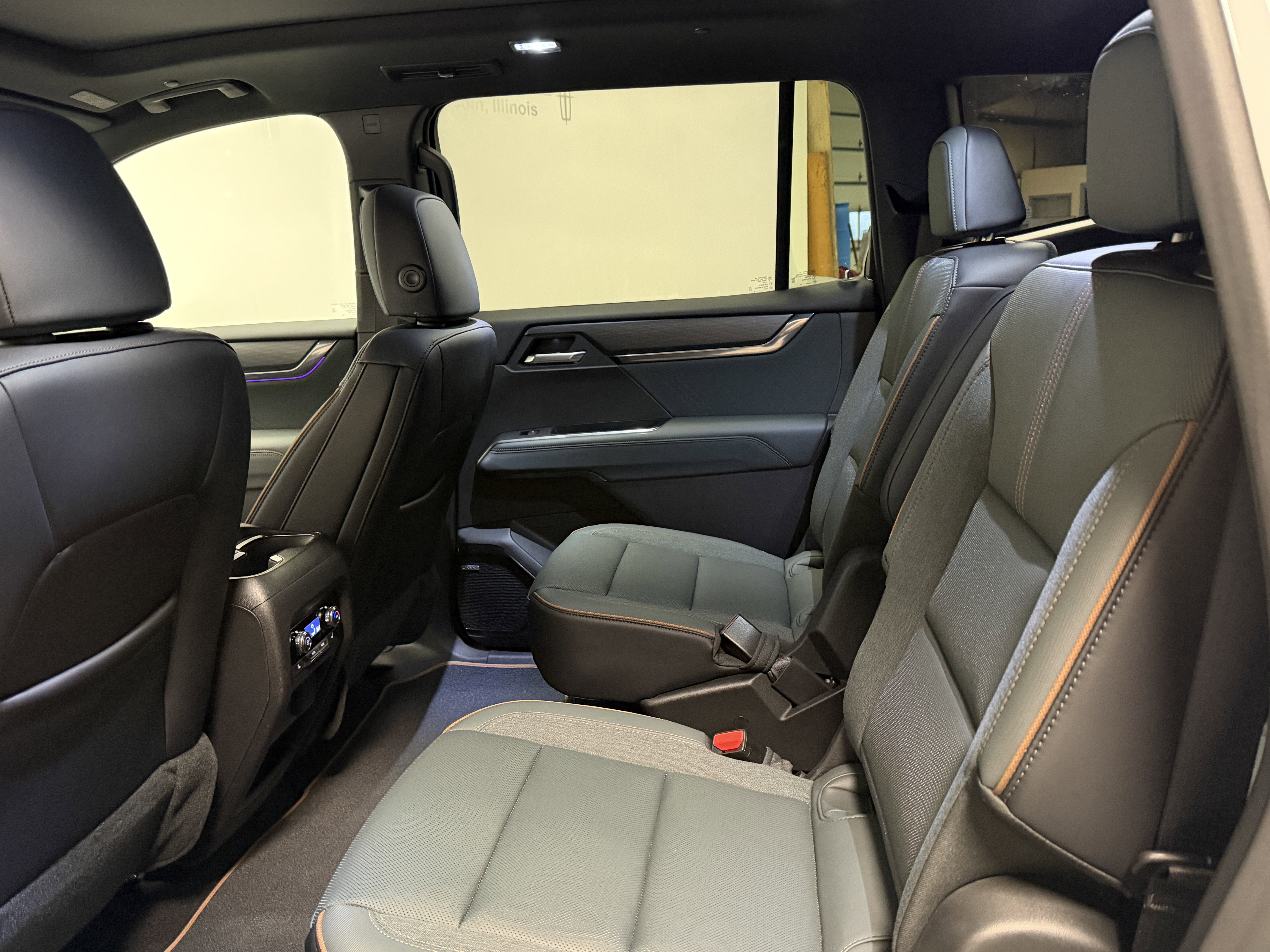 Used 2025 GMC Acadia AT4 w/ Luxury Package image 26