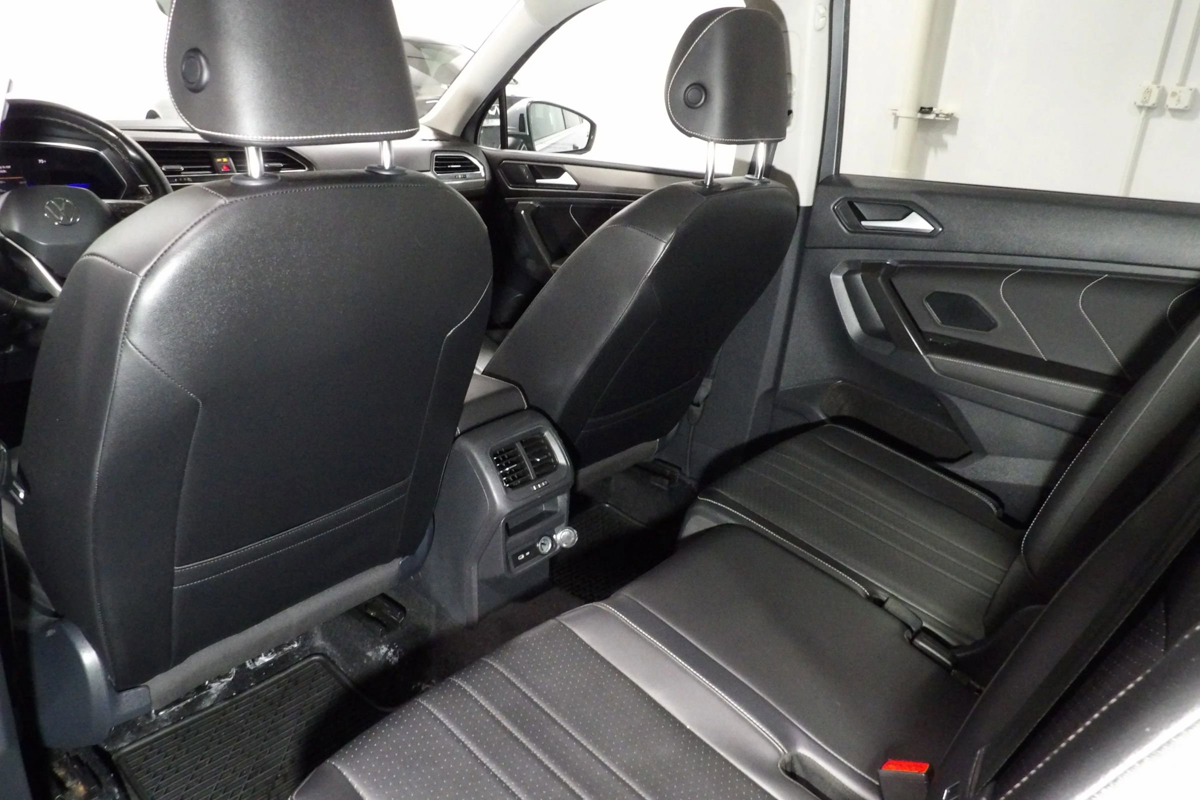 Used 2022 Volkswagen Tiguan SE w/ Panoramic Sunroof Package FWD image 13