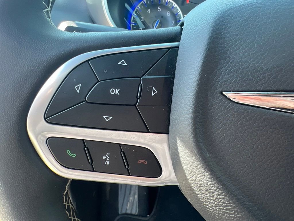 Used 2025 Chrysler Pacifica Select FWD image 12