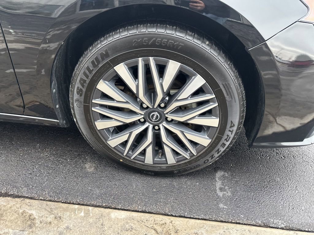 Used 2024 Nissan Altima 2.5 SV FWD image 5