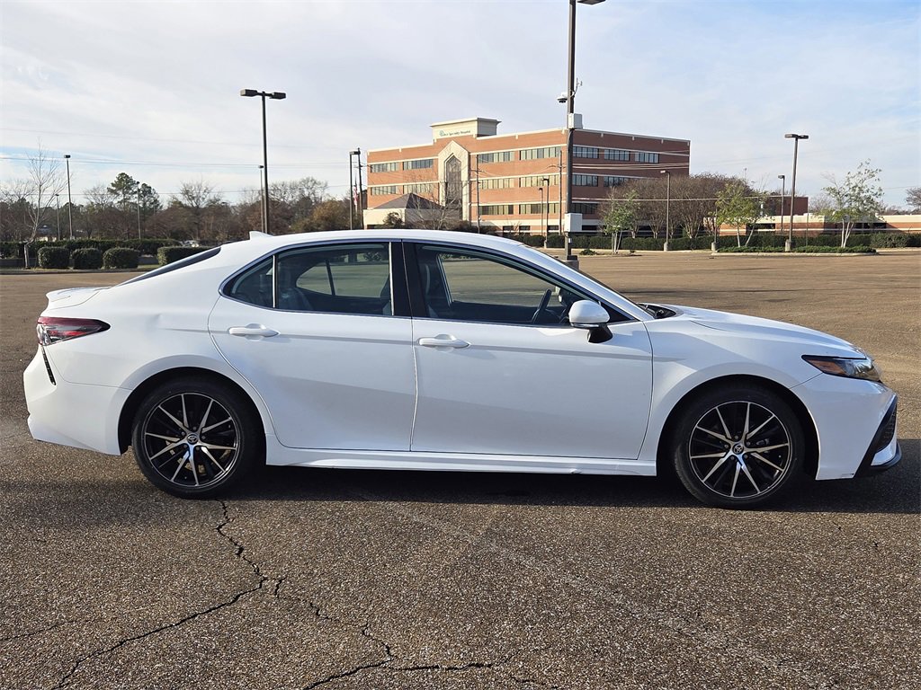 Used 2024 Toyota Camry SE image 3