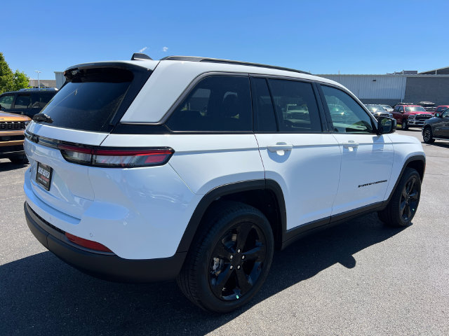 New 2026 Jeep Grand Cherokee Limited w/ Limited Altitude Package AWD/4WD image 8