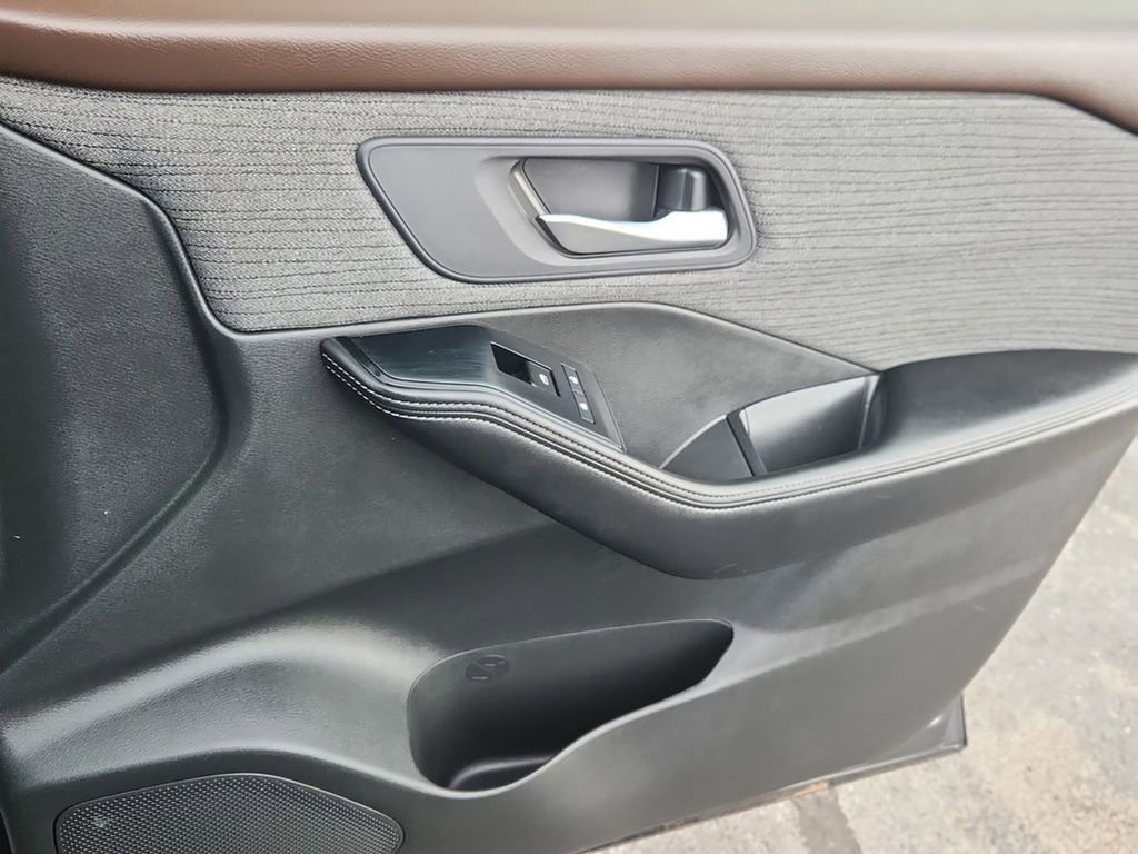 Used 2023 Nissan Rogue SV image 14