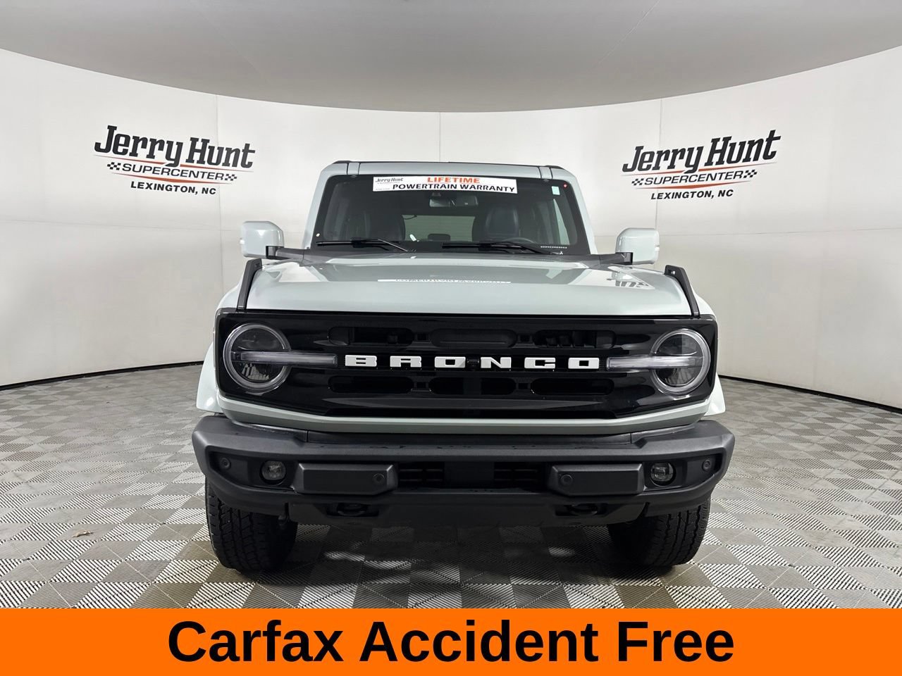 Used 2024 Ford Bronco Outer Banks AWD/4WD image 3