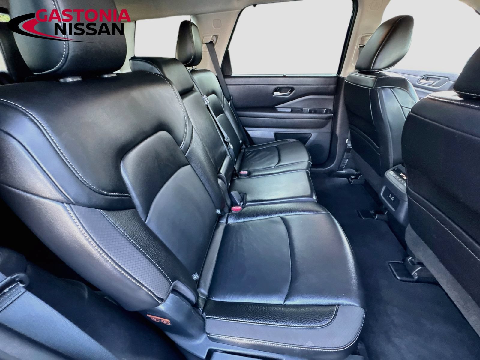 Used 2025 Nissan Pathfinder SL FWD image 36