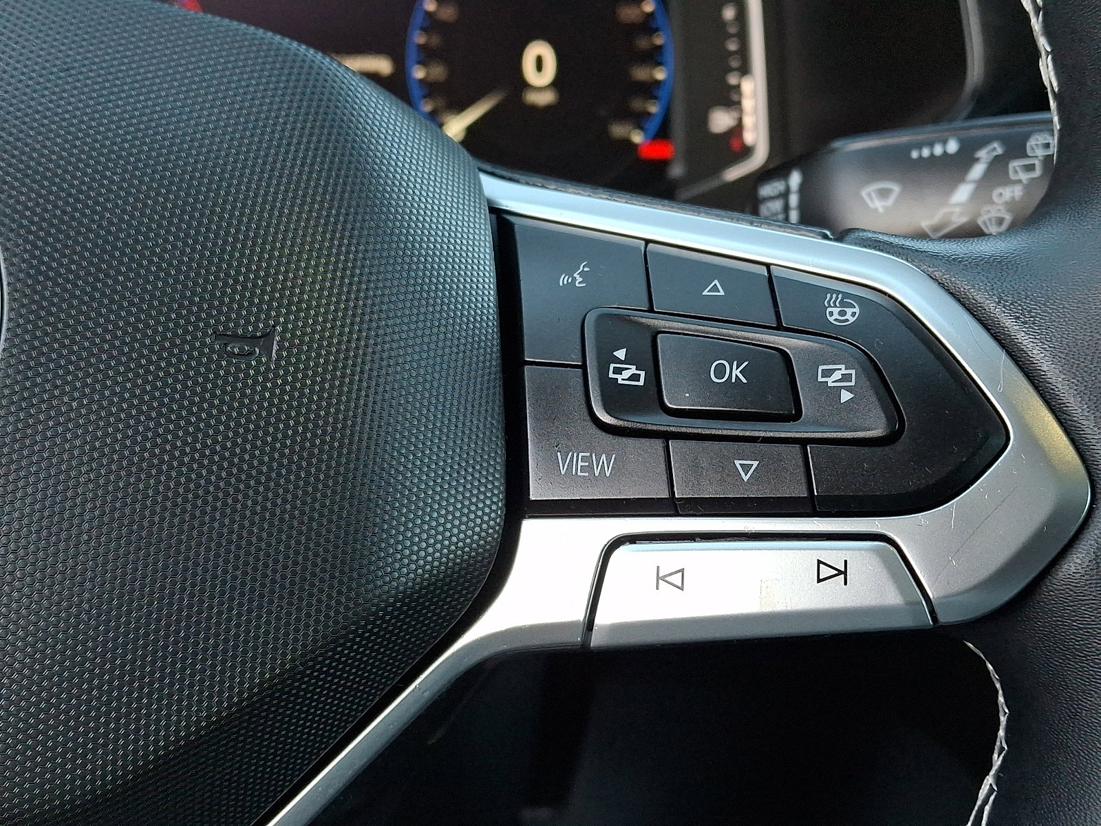 Used 2022 Volkswagen Taos SEL image 25