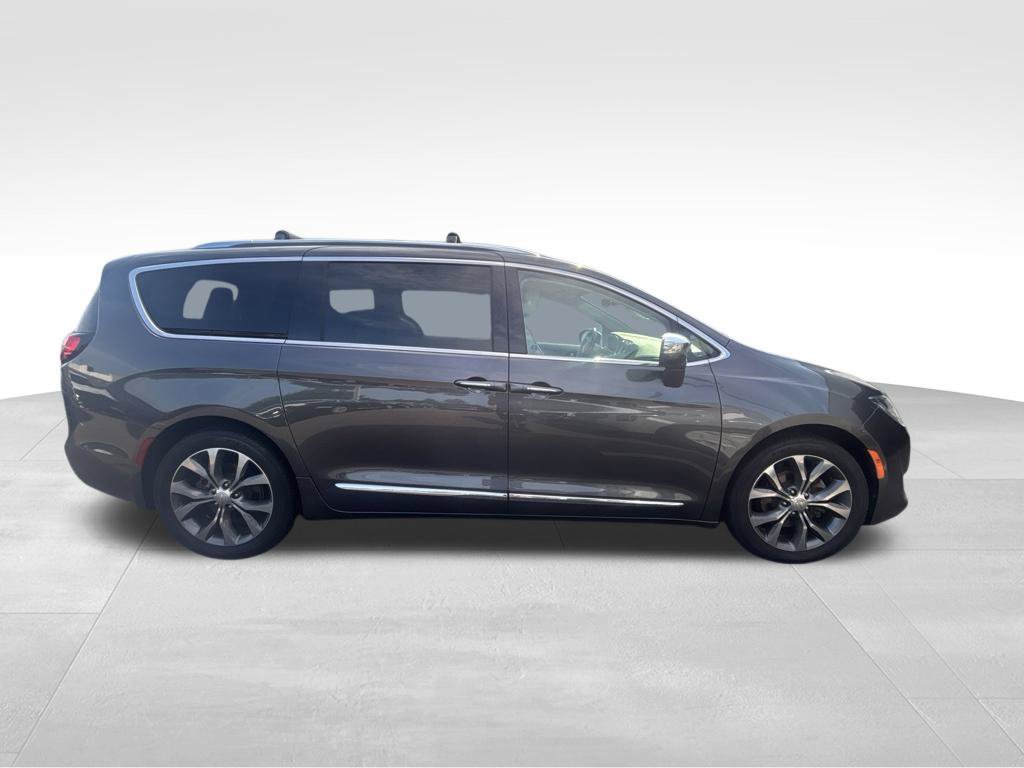 Used 2017 Chrysler Pacifica Limited w/ Tire & Wheel Group FWD image 8