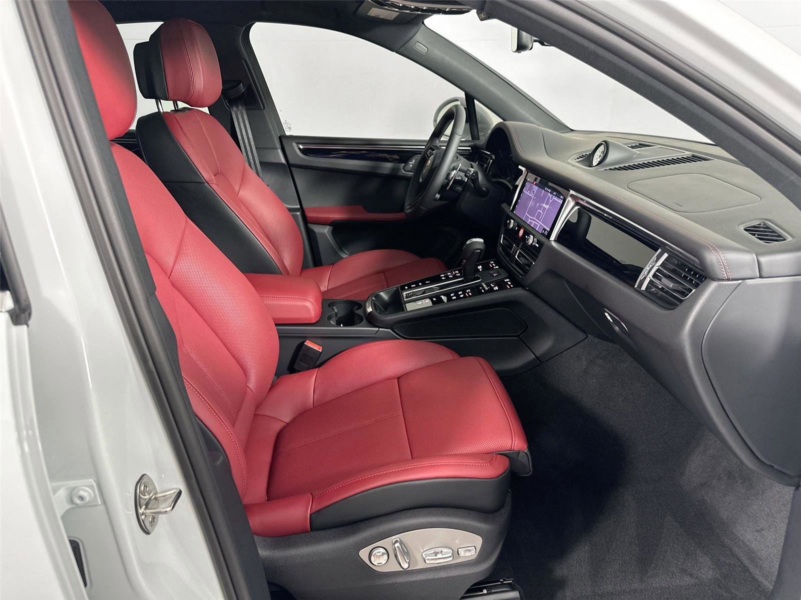 Certified 2026 Porsche Macan S AWD/4WD image 28