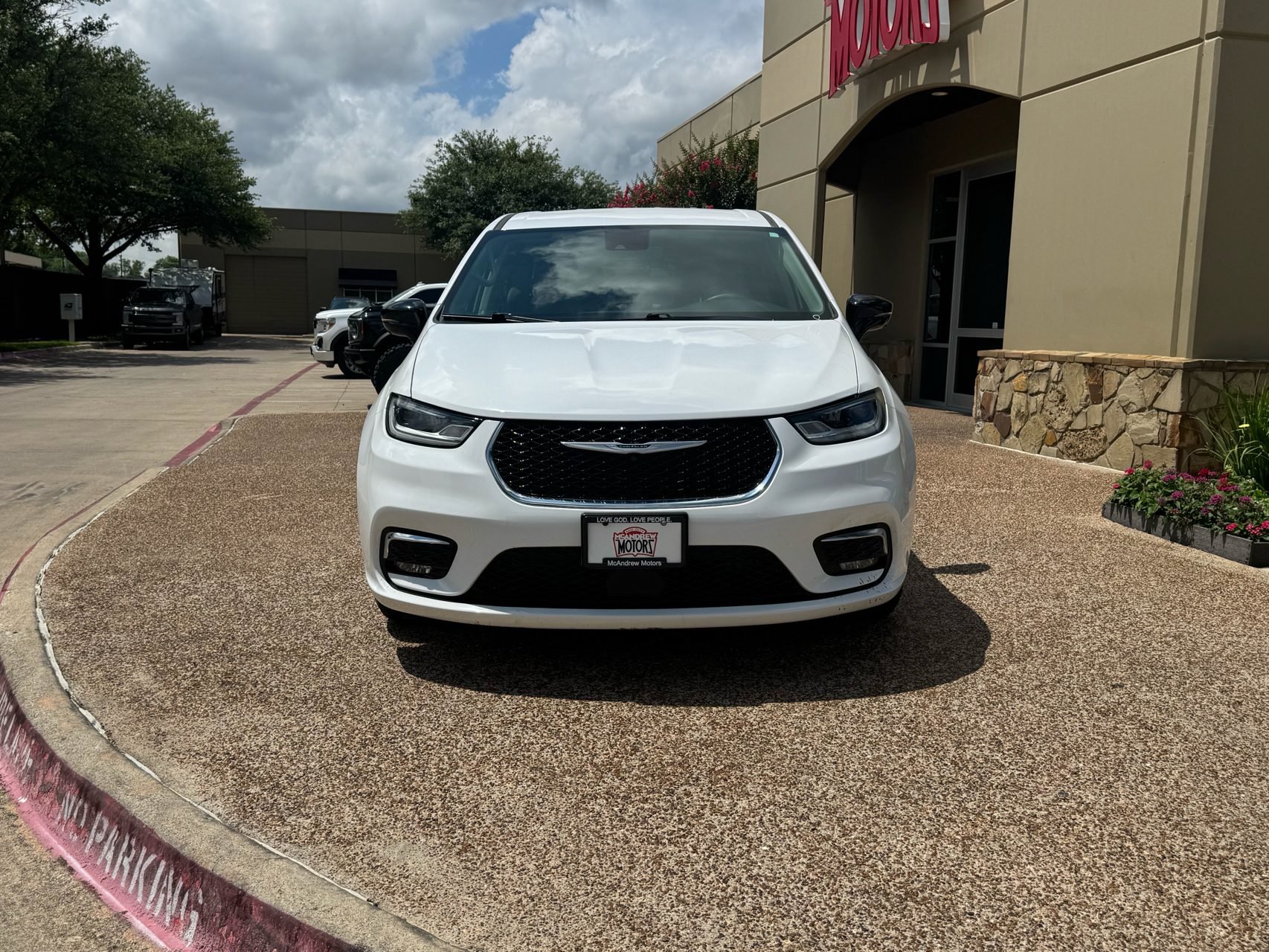 Used 2024 Chrysler Pacifica Touring-L FWD image 4