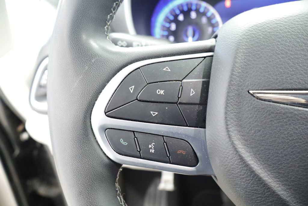 Used 2023 Chrysler Pacifica Touring-L FWD image 32