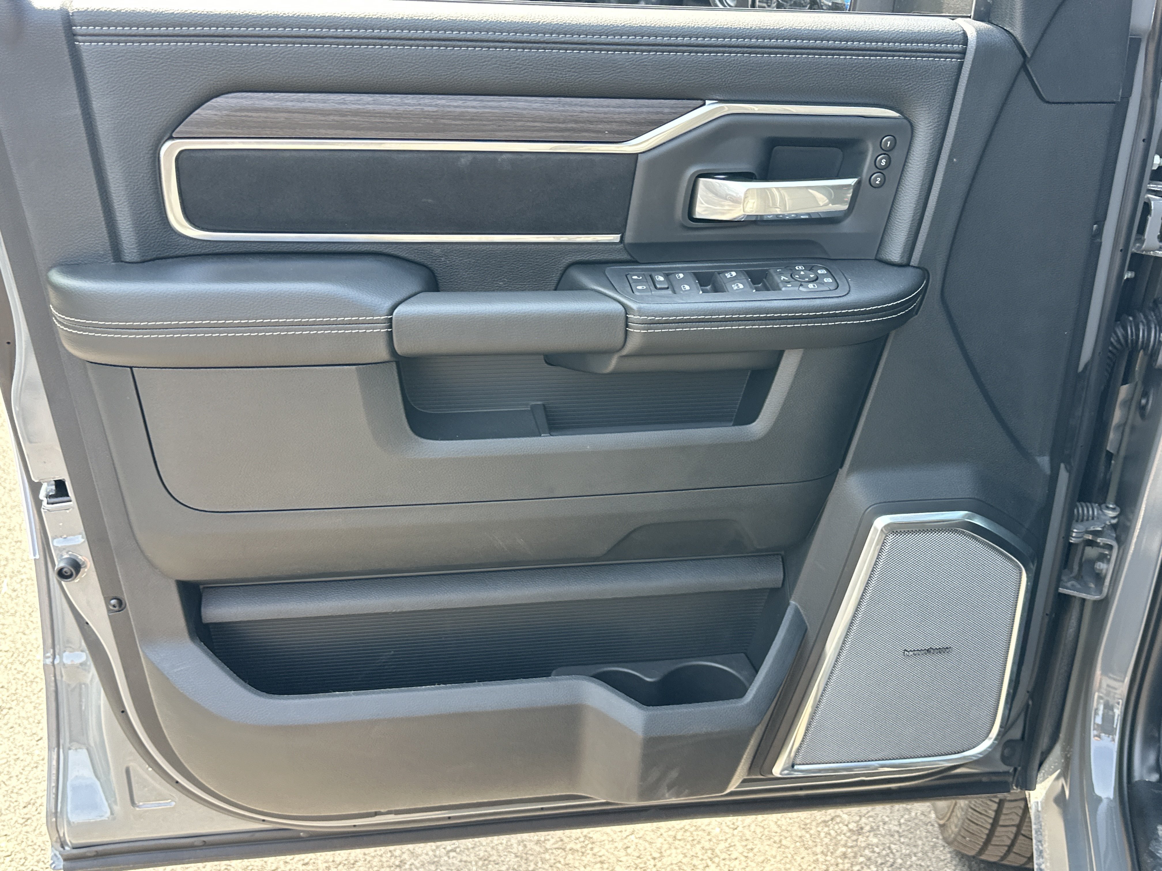 New 2026 RAM 3500 Laramie AWD/4WD image 32