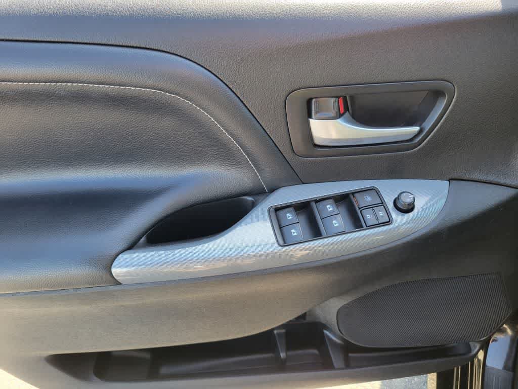 Used 2020 Toyota Sienna SE w/ Carpet Mat Package FWD image 18