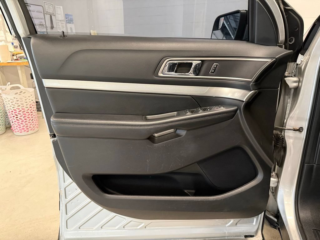 Used 2017 Ford Explorer XLT FWD image 21