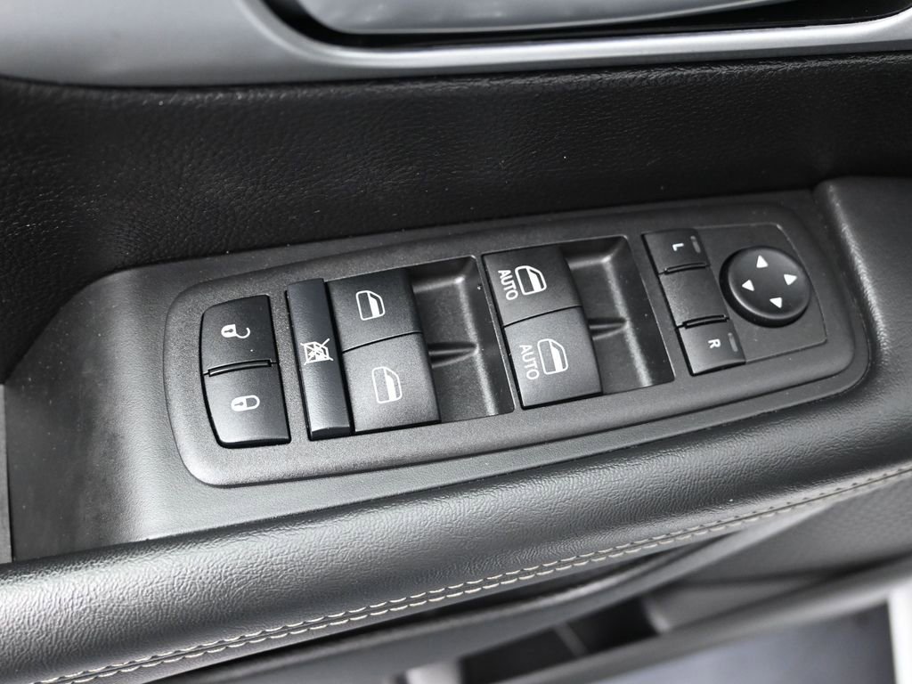 Used 2024 Chrysler Pacifica Select image 11