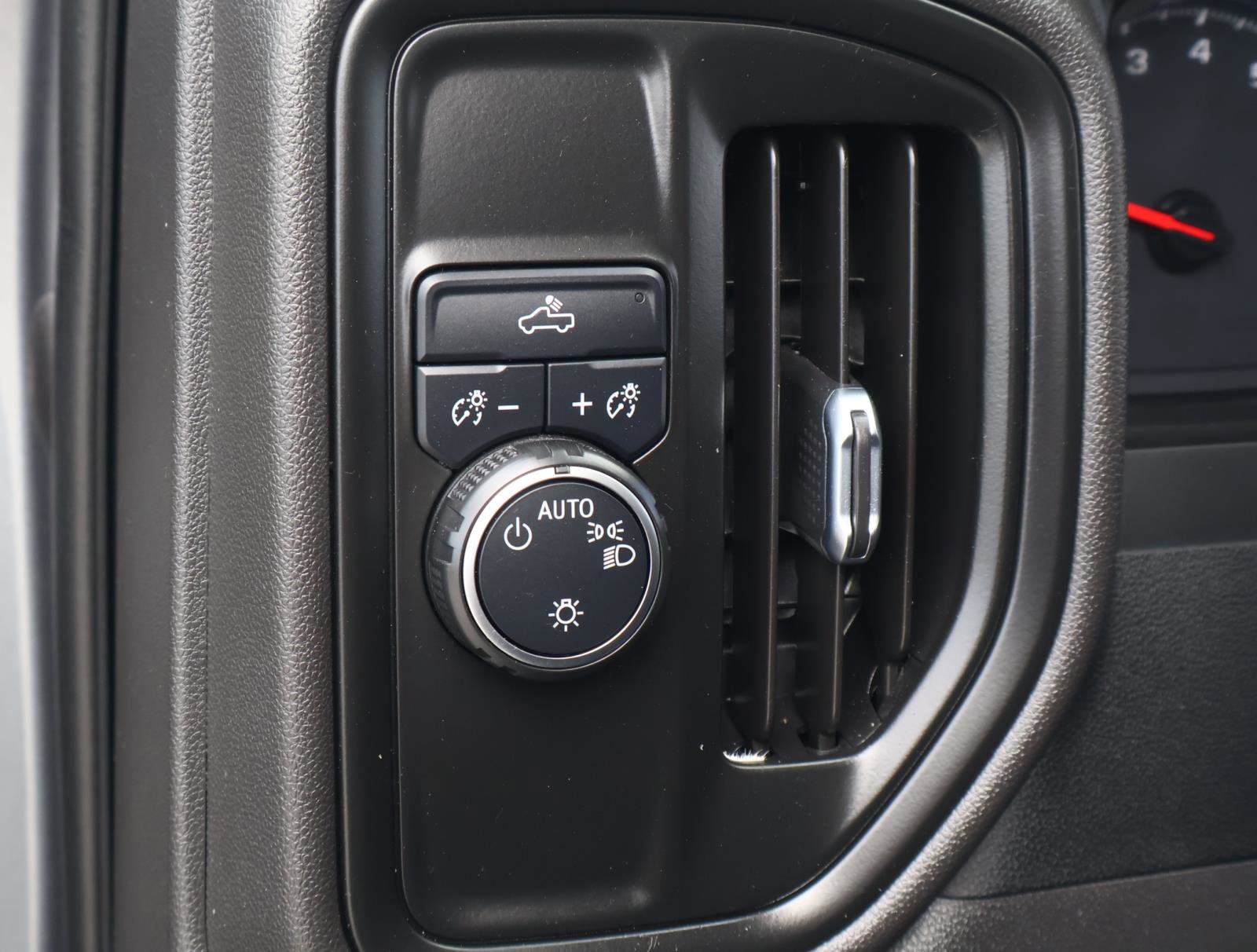 Used 2022 Chevrolet Silverado 1500 Custom image 22