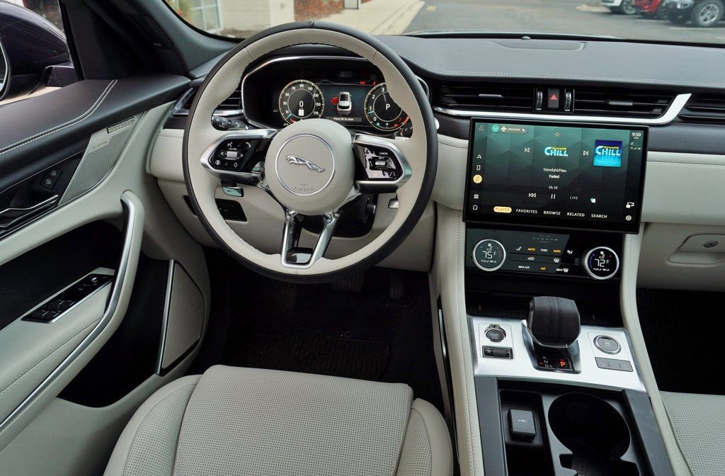 Used 2025 Jaguar F-PACE R-Dynamic S AWD/4WD image 15