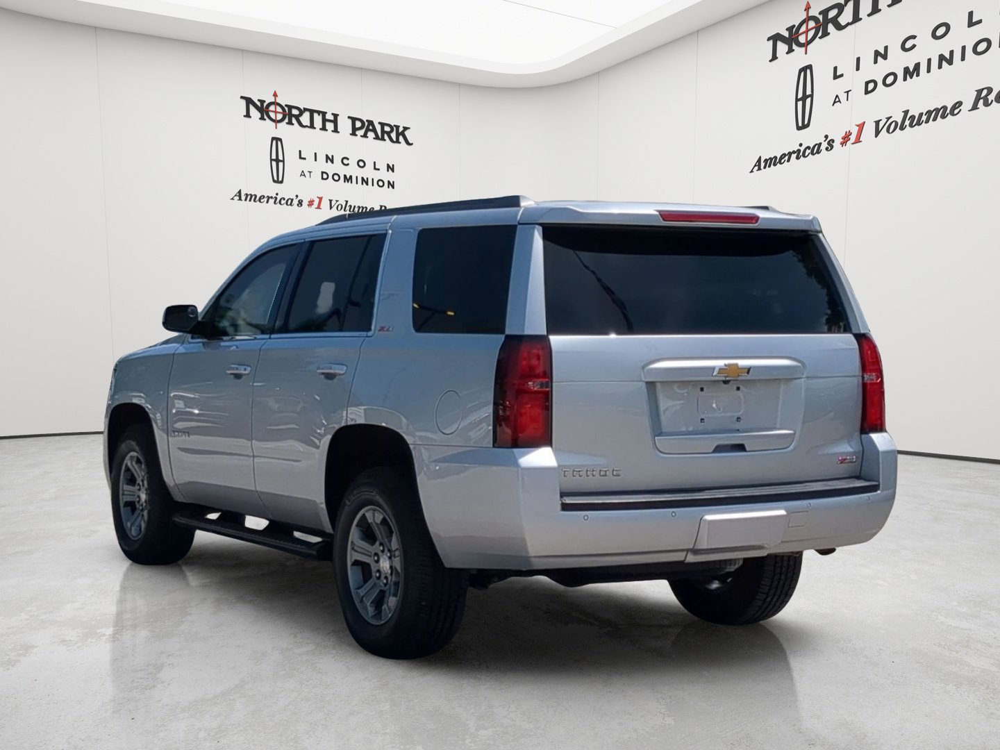Used 2017 Chevrolet Tahoe LT w/ Luxury Package AWD/4WD image 3