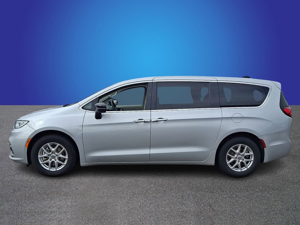 Used 2024 Chrysler Pacifica Touring-L FWD image 7