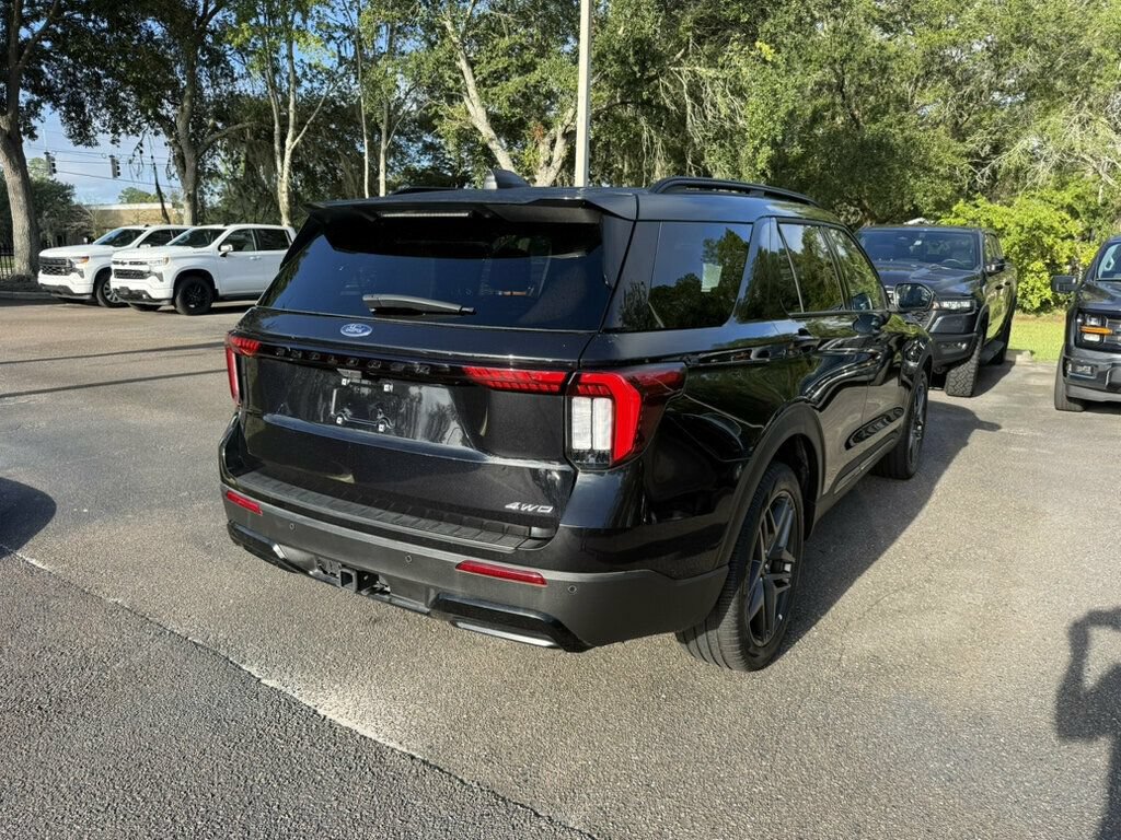 Used 2025 Ford Explorer ST-Line w/ ST-Line Street Pack AWD/4WD image 10