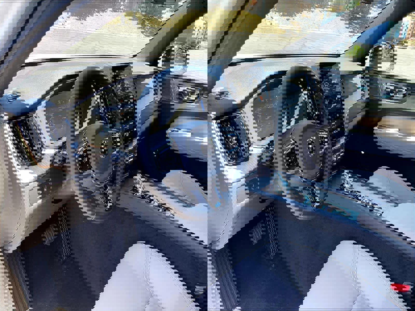 New 2026 Volvo XC60 T8 Plus w/ Protection Package Premier AWD/4WD image 8