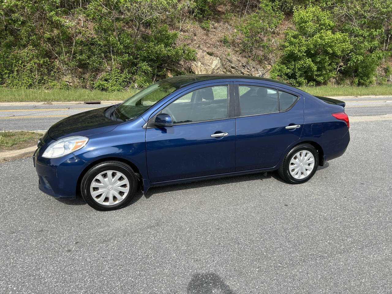 Used 2014 Nissan Versa SV FWD image 3