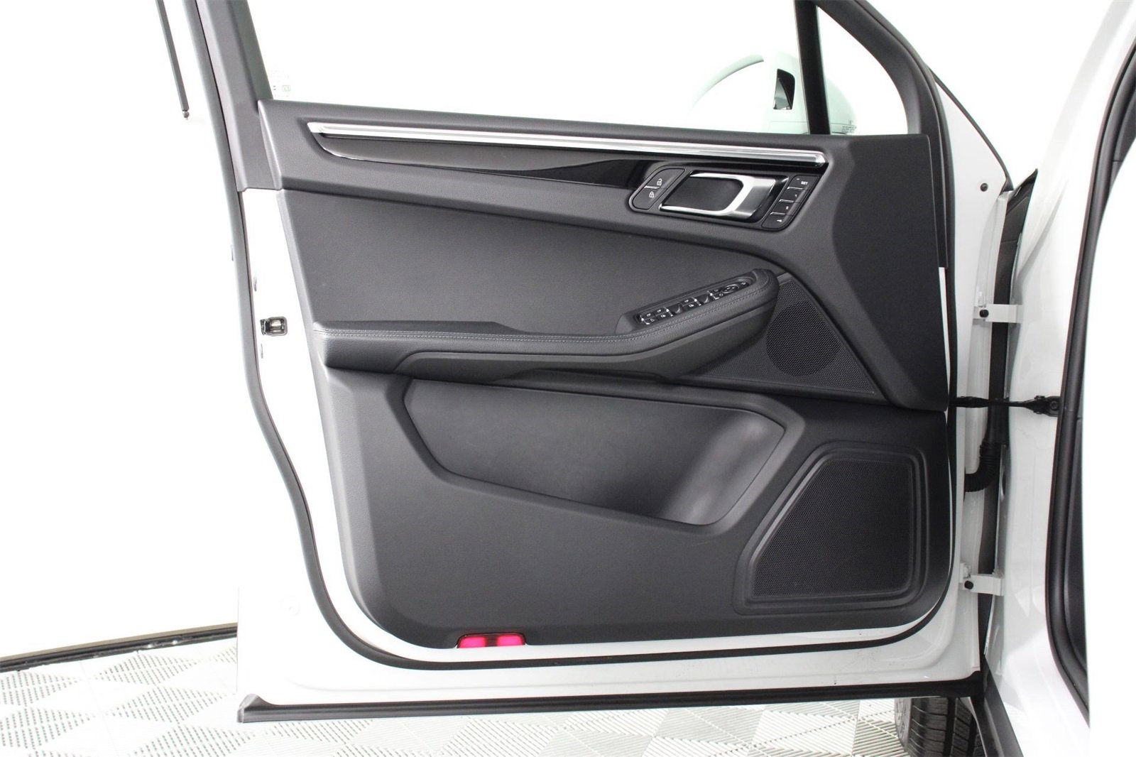 Used 2025 Porsche Macan image 20