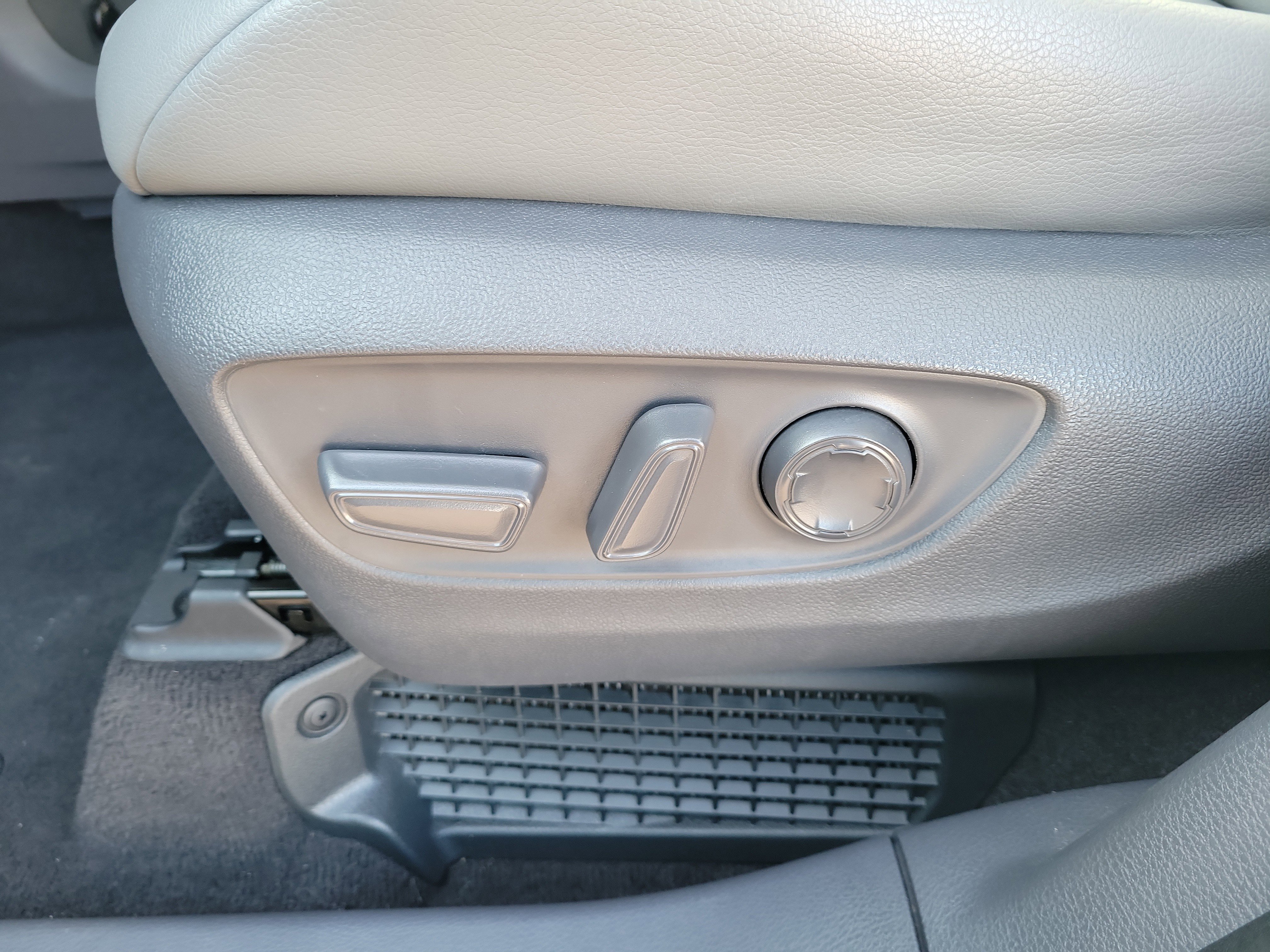 Used 2021 Toyota Sienna XLE image 21