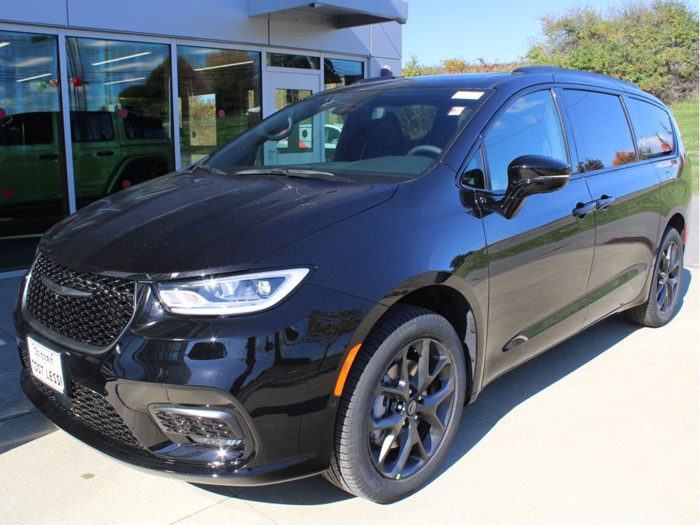 New 2026 Chrysler Pacifica Limited w/ S Appearance Package image 3