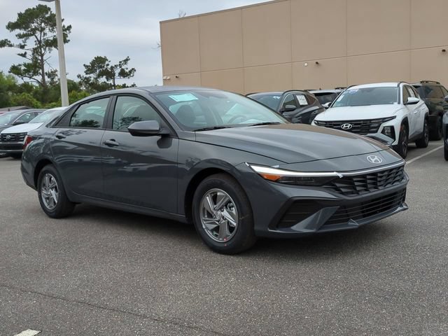 New 2026 Hyundai Elantra SE FWD image 3
