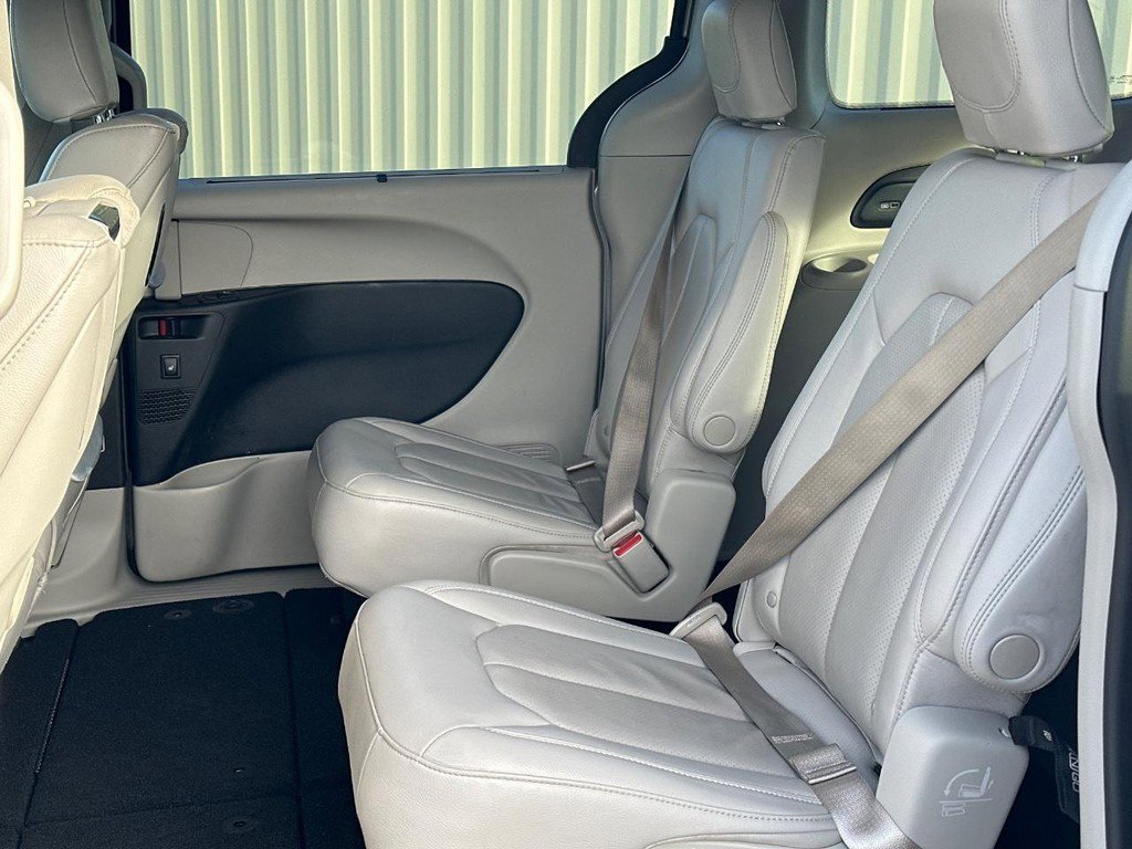 Used 2020 Chrysler Pacifica Touring-L Plus w/ Tire & Wheel Group FWD image 10