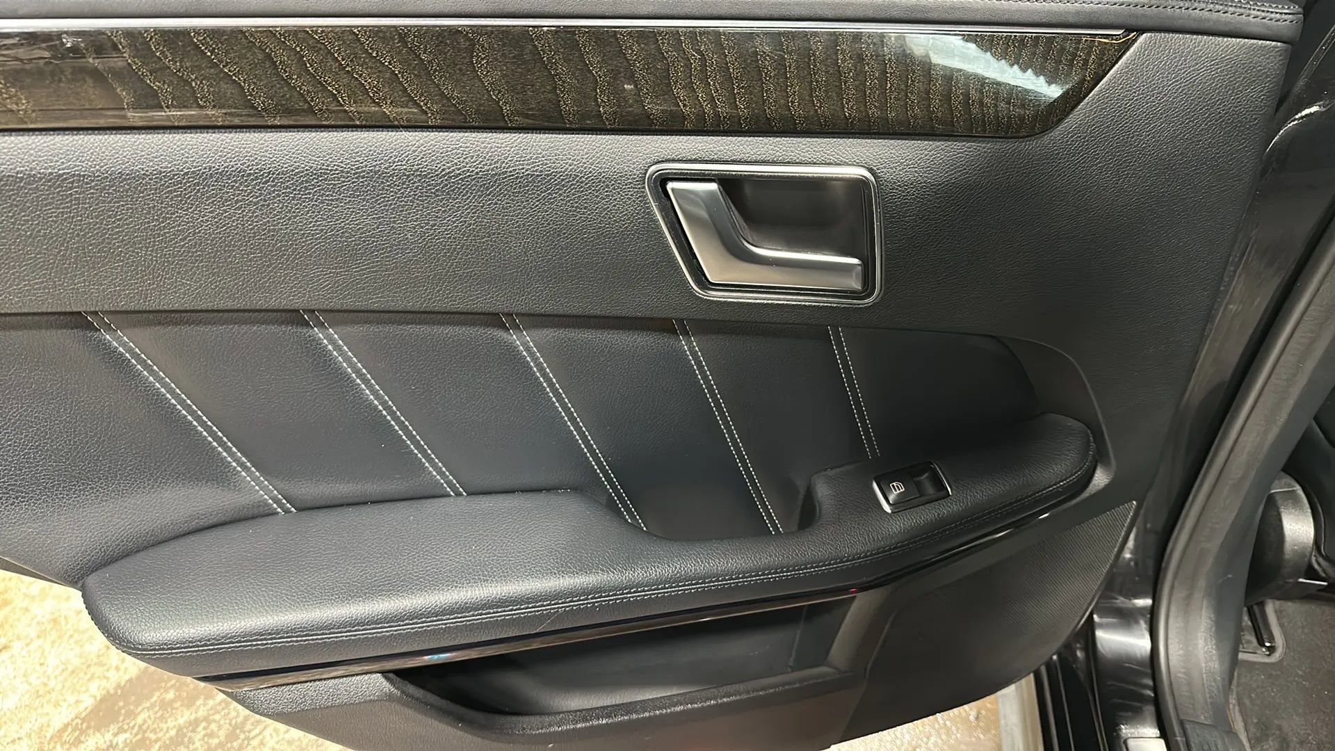 Used 2016 Mercedes-Benz E 400 4MATIC Sedan image 12