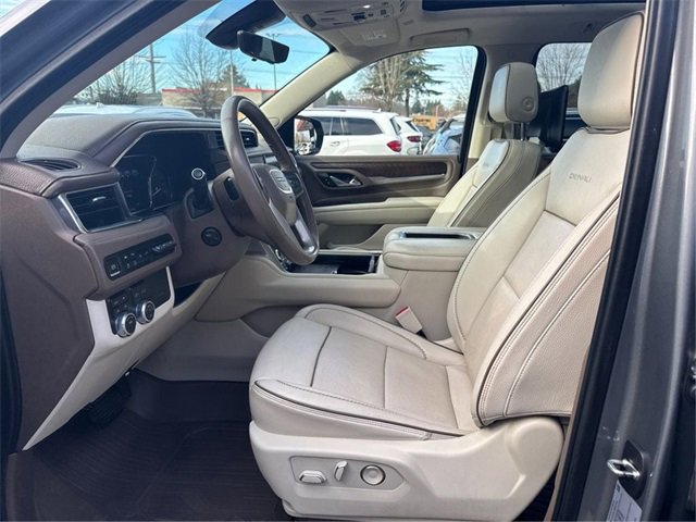 Used 2021 GMC Yukon XL Denali w/ Denali Premium Package image 9