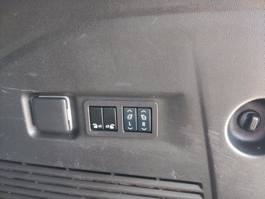 Used 2024 Chevrolet Suburban LT w/ Luxury Package AWD/4WD image 30