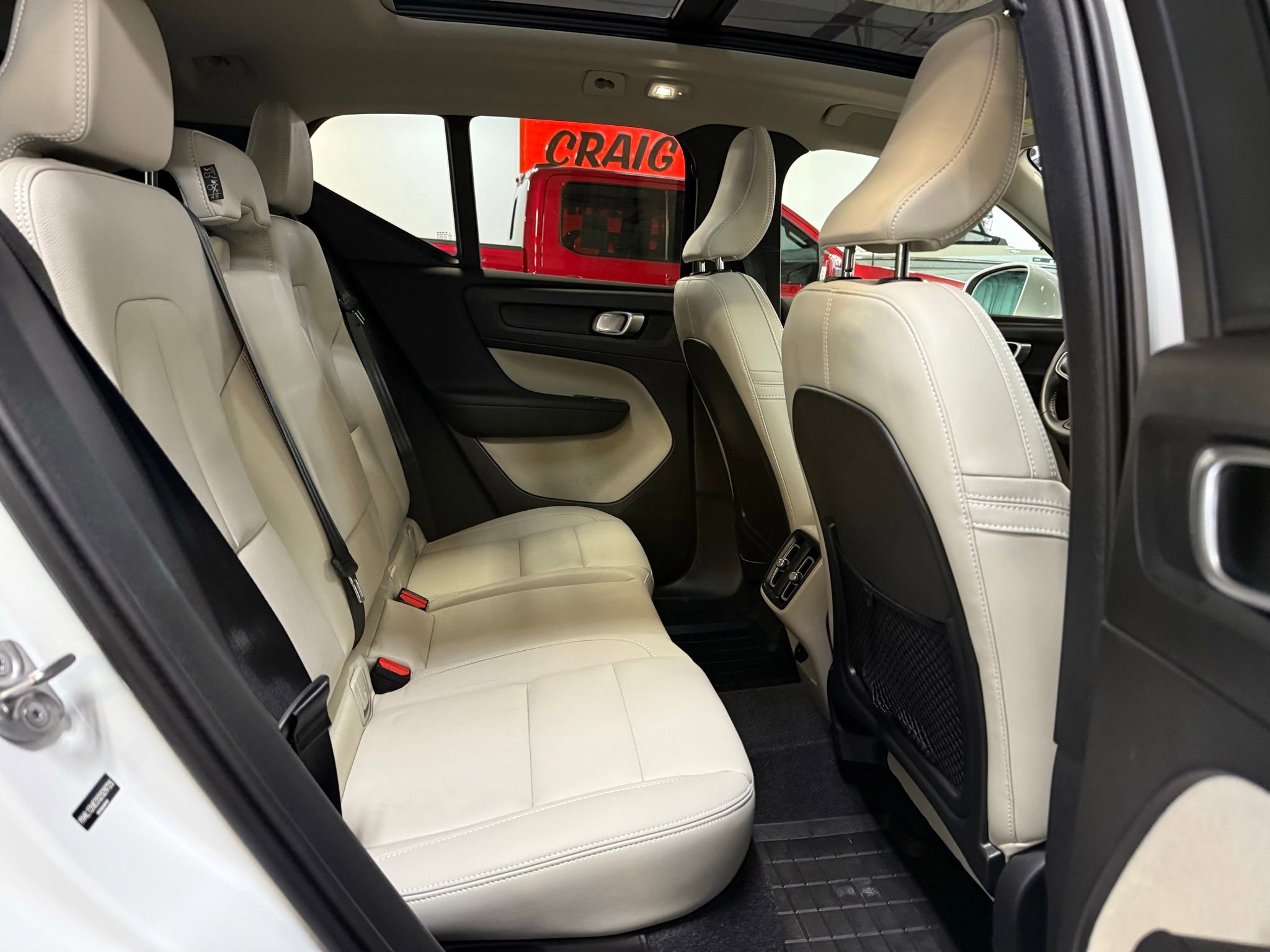 Used 2025 Volvo XC40 B5 Plus image 27