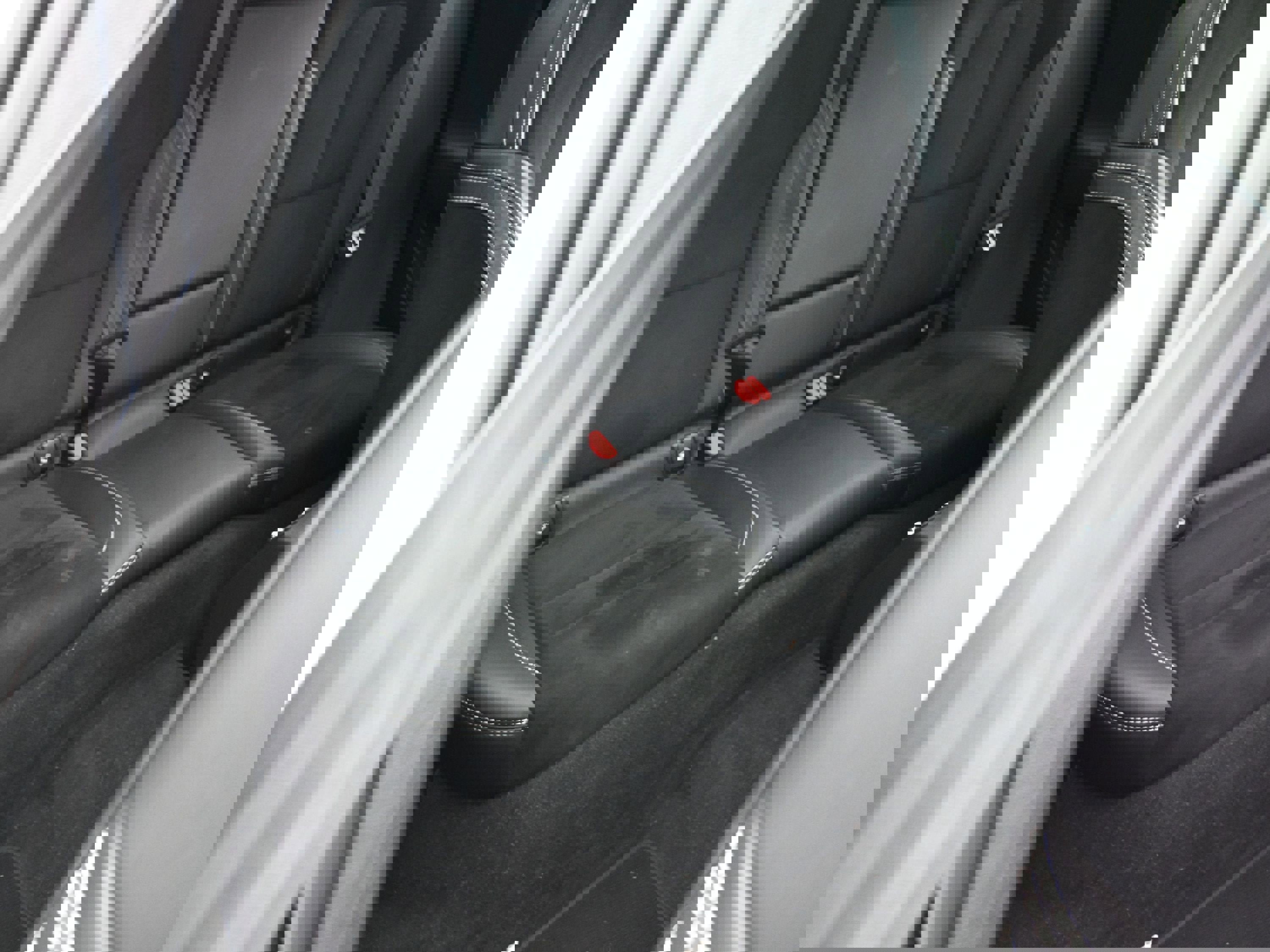 Used 2022 Volvo XC40 T5 R-Design image 28