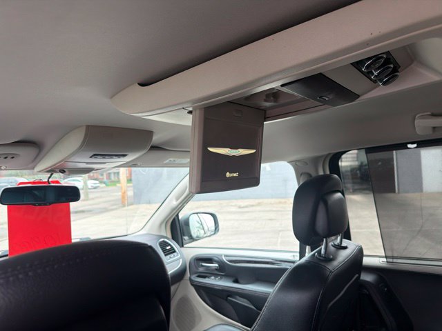 Used 2015 Chrysler Town & Country Touring FWD image 23