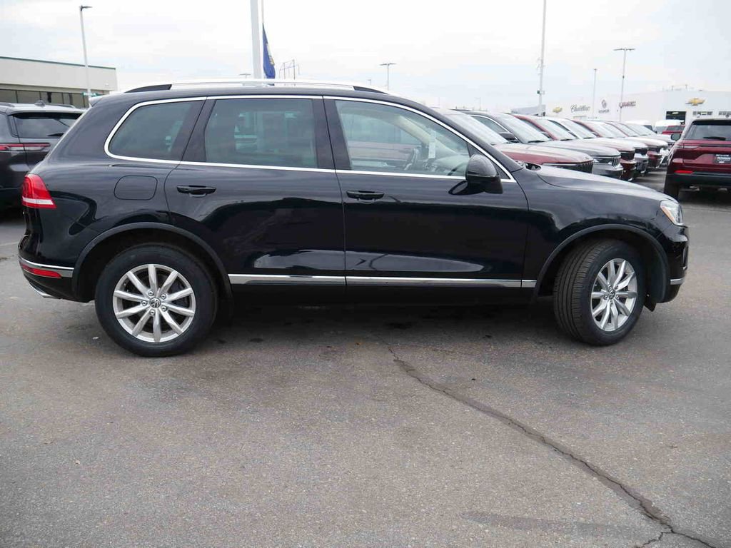Used 2017 Volkswagen Touareg Sport image 20