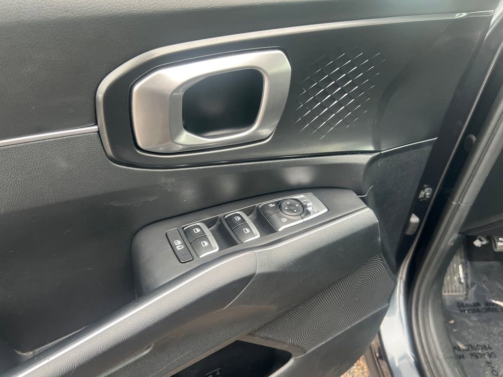 Used 2023 Kia Sorento LX image 16