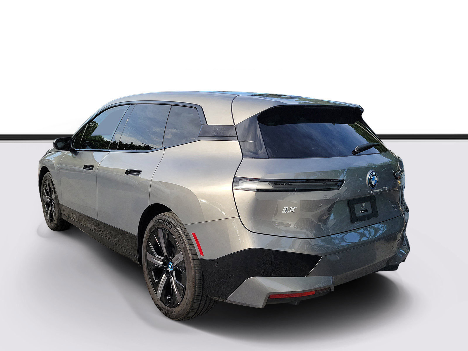 Used 2025 BMW iX xDrive50 AWD/4WD image 3