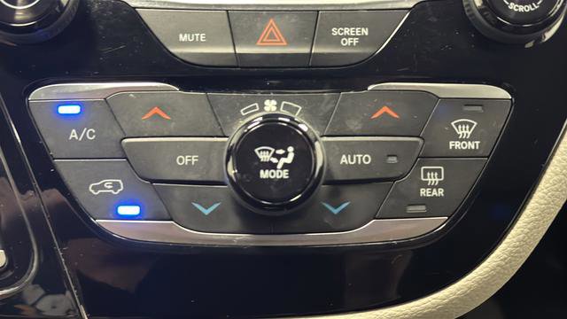 Used 2022 Chrysler Pacifica Touring-L FWD image 17